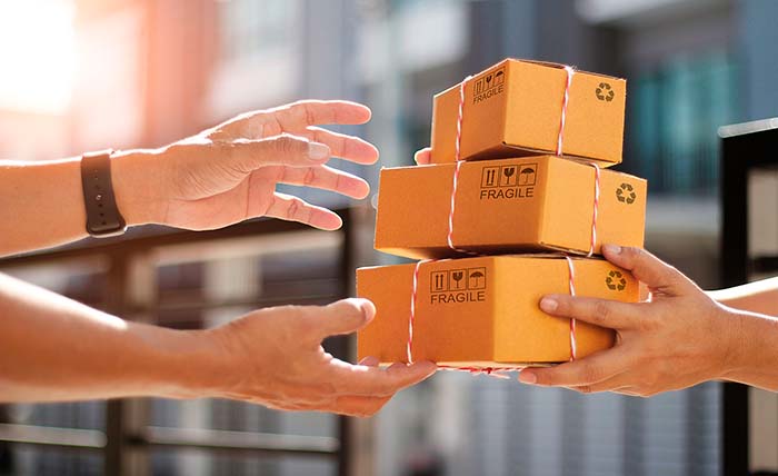 Motorista da SOS Envios Express entregando pacote Mercado Livre em São Paulo